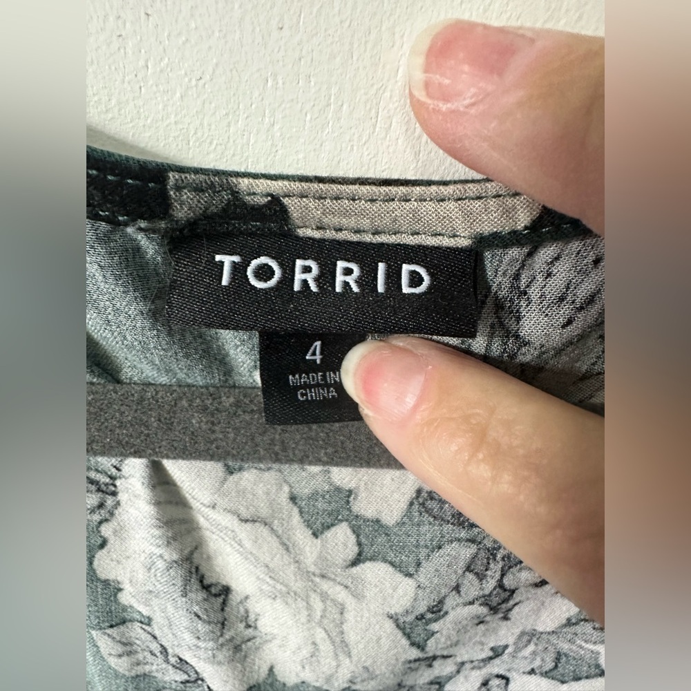 torrid Dark Green Floral Button-Front Tunic - Picture 3 of 4